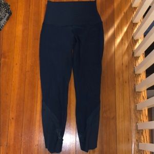 Lululemon navy wunder under crop scallop 24”
